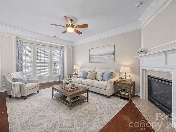 3rd image of 925 Lyndley Dr