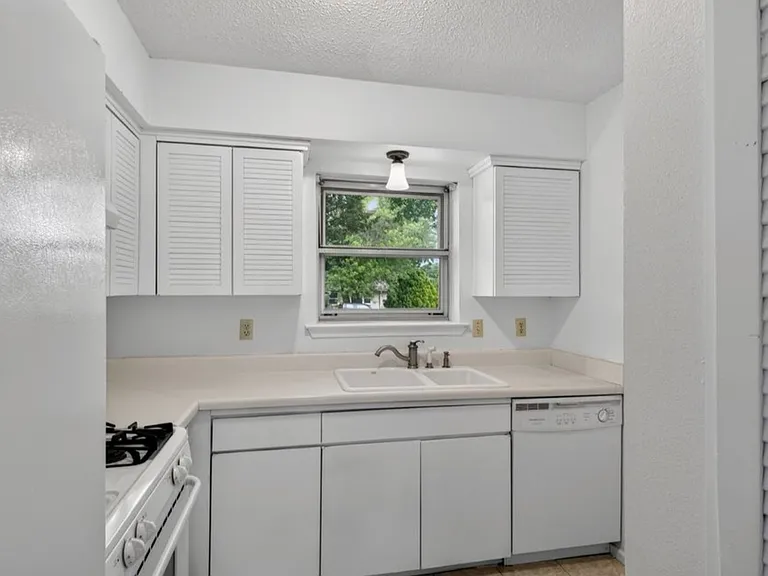 Debbie Dr — Photo 12