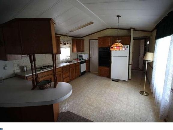 4th image of 912 10th Ave