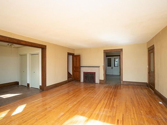 5th image of 1016 Linden St S