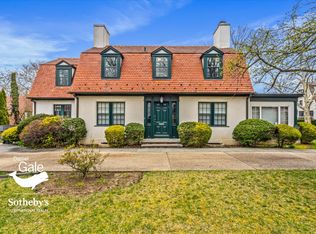 255 Greenway S, Forest Hills, NY 11375