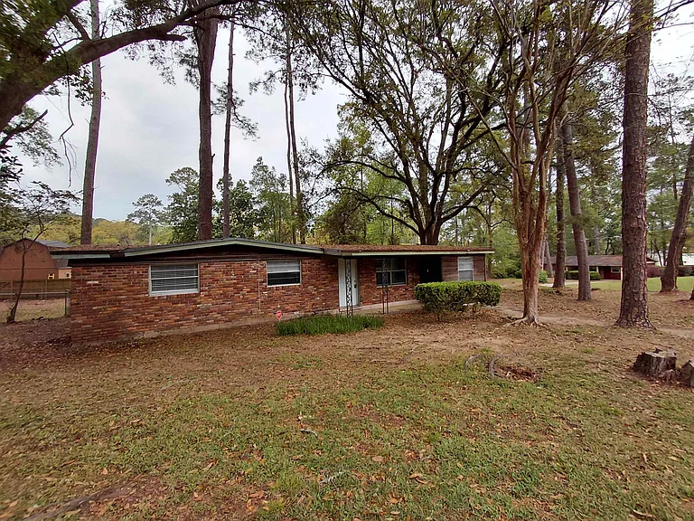 2412 Almond Dr — Photo 1
