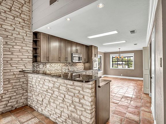 5th image of 103 Oasis, Unit B