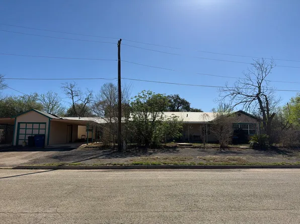 504 N Walnut St, Pearsall, TX 78061