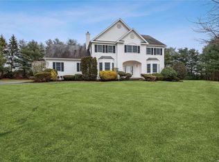 4 Vanderbilt Ct, Dix Hills, NY 11746