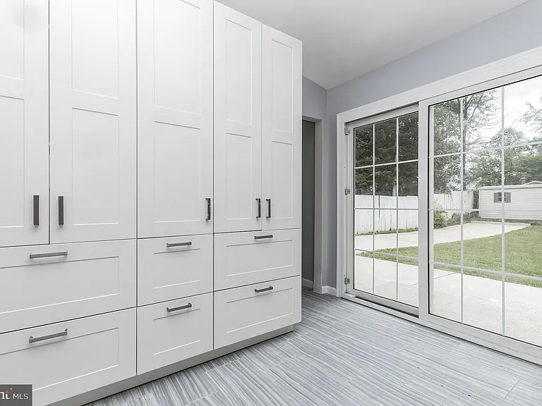 13905 Parkland Dr — Photo 11