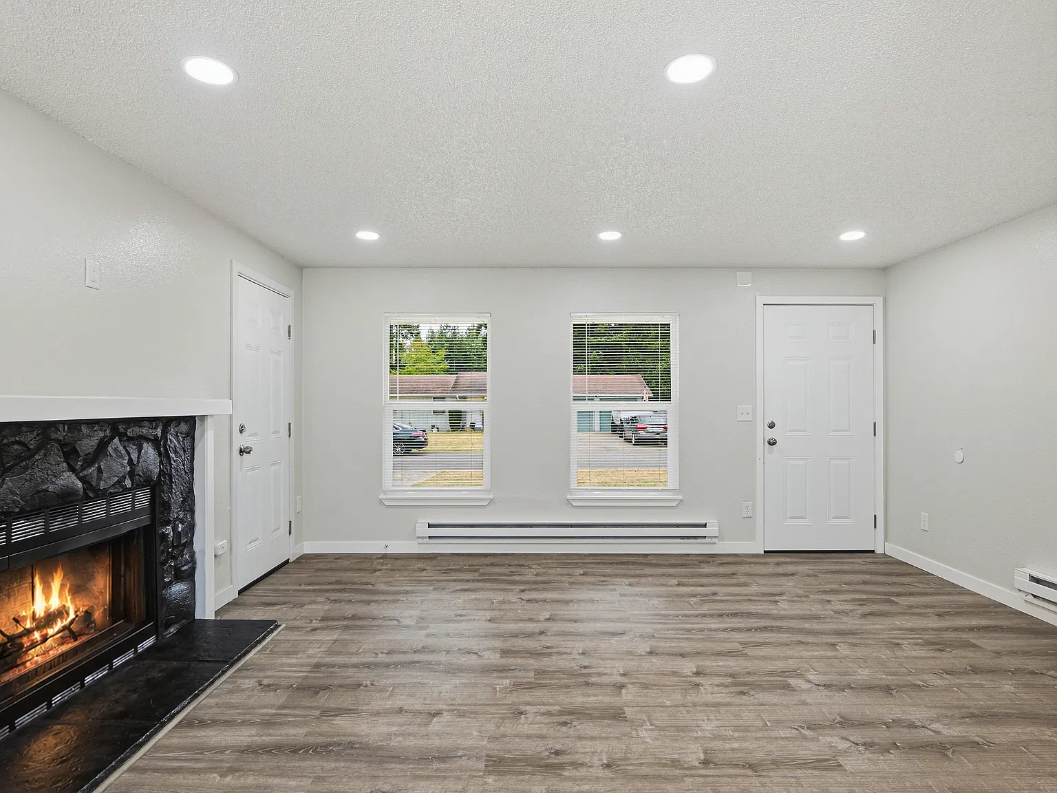 3 bed, 888 sqft, $2,690 — Photo 3