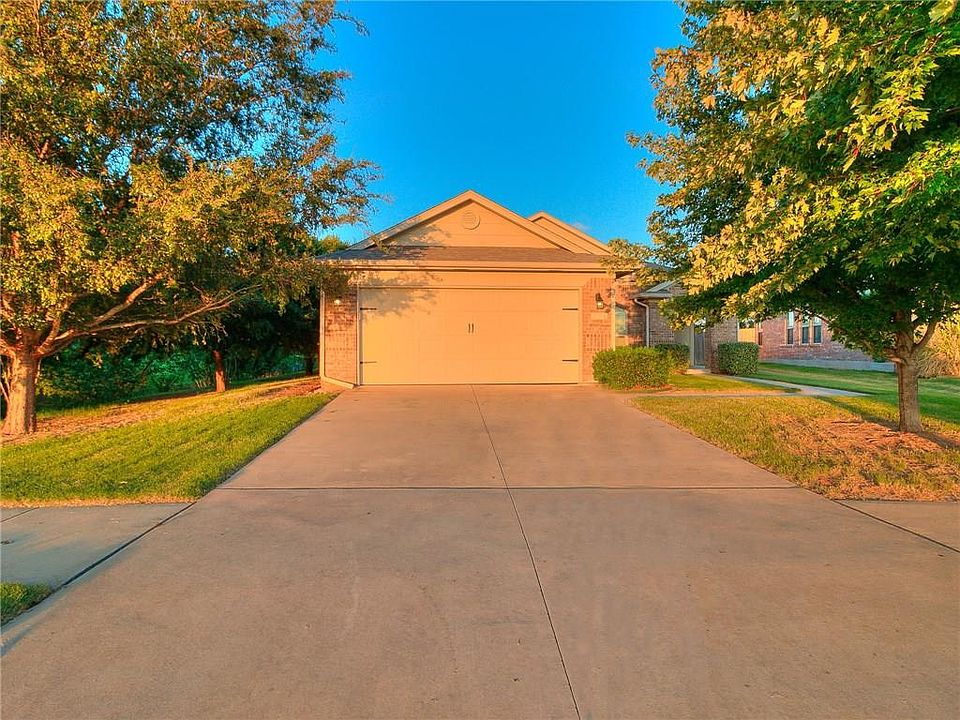 1st image of 913 SW 157th Cir