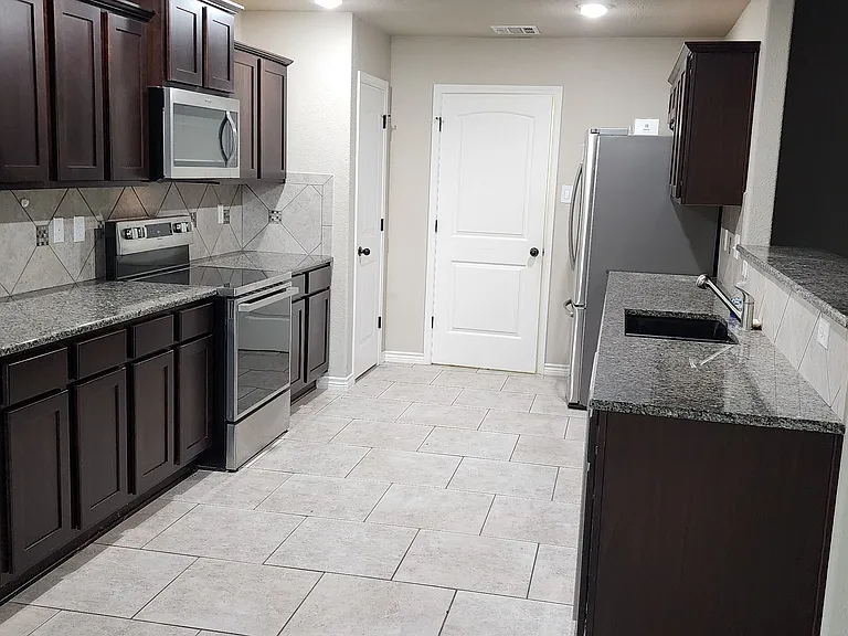 821 Karey Dr — Photo 3