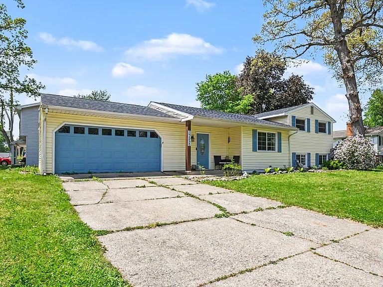 1533 Medford Ln — Photo 2