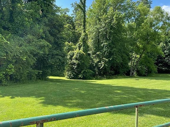 3rd image of 1098 W Acres Dr