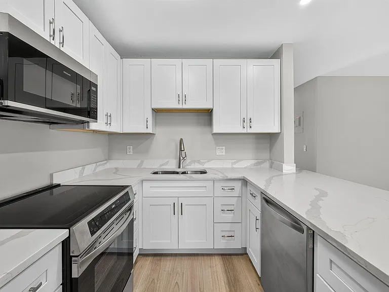 42 Easthampton B — Photo 10