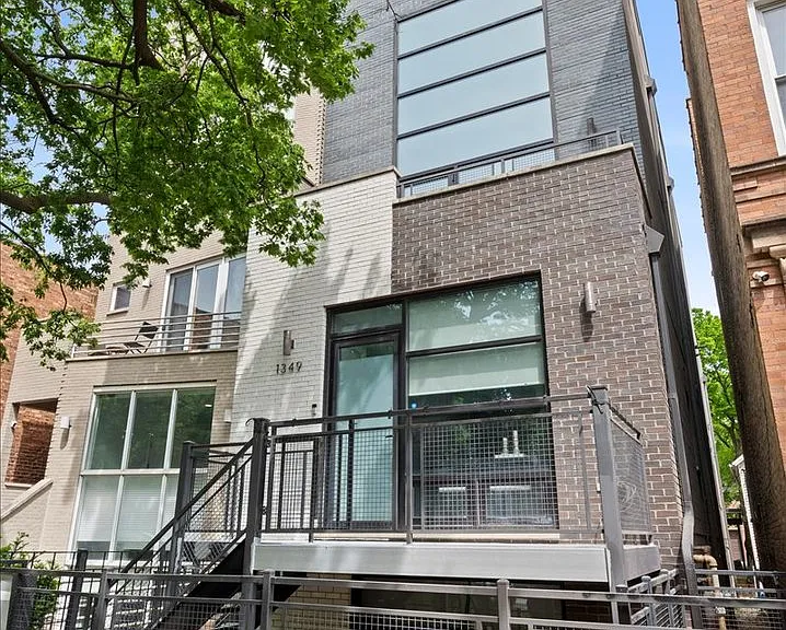 1349 N Leavitt St #1B — Photo 2