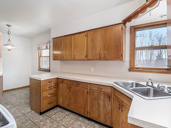4th image of 1409 E Milham Ave