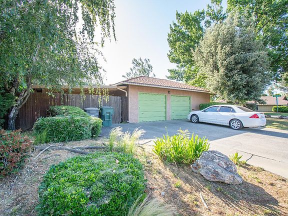 2nd image of 815 Sunset Drive