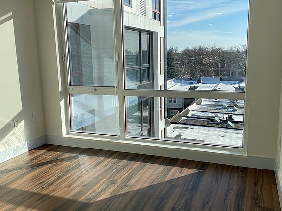 4th image of 4906 Spruce St #308