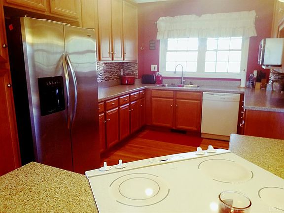 3rd image of 115 Kings Grant Dr