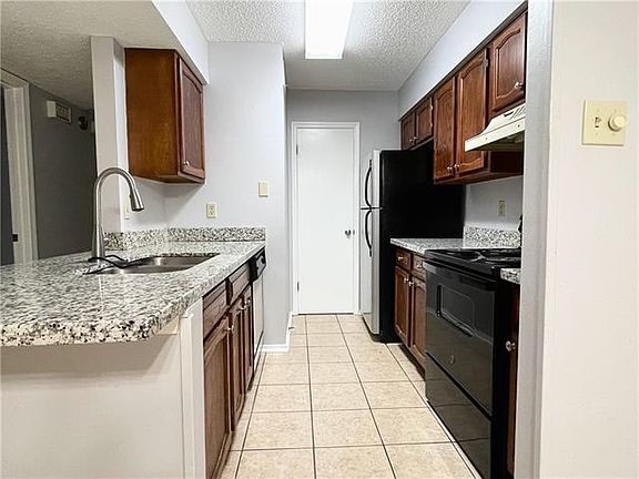 4th image of 2904 Manhattan Blvd Unit 112