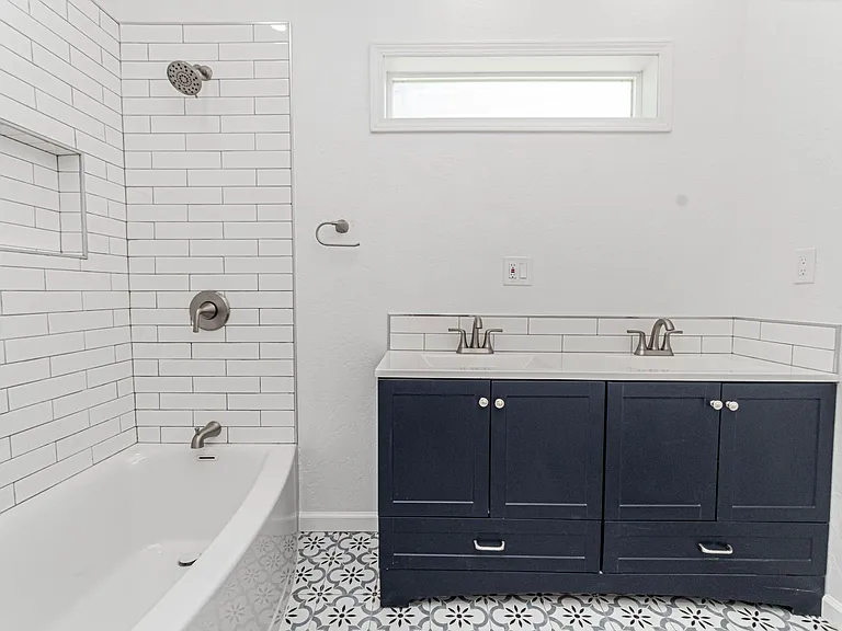 829 Broadway Ave — Photo 31
