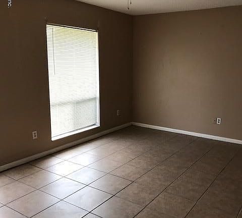 3rd image of 808 Meadowbrook Dr APT C