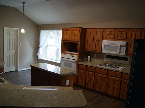 4th image of 1104 Hall Dr