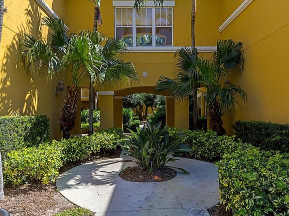4th image of 5045 Fairways Cir Unit 105