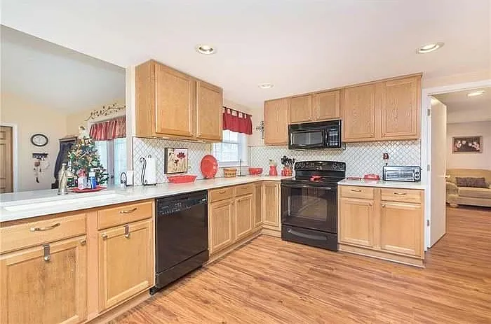 4 bed, 2.5 bath, 2436 sqft, $2,500 — Photo 4