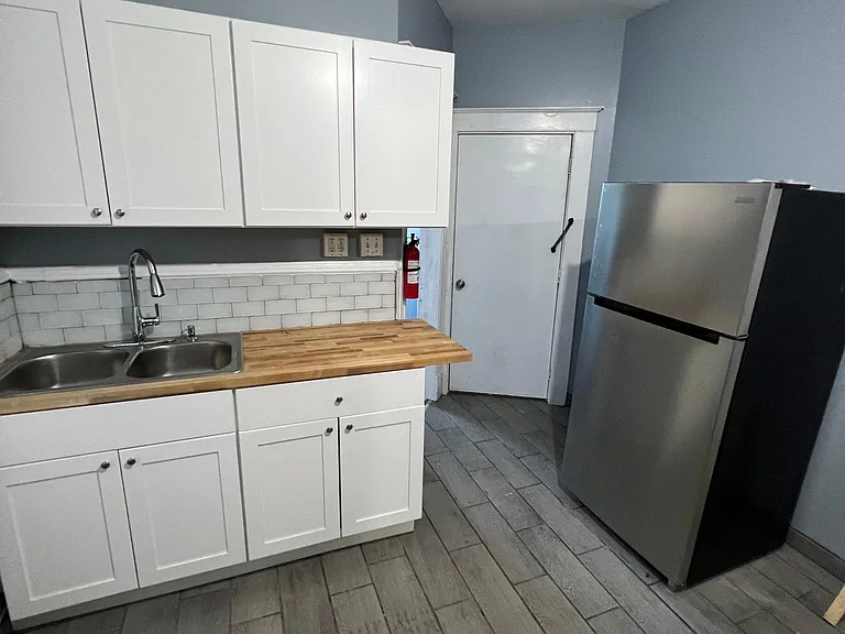 546 Main St #2 — Photo 2