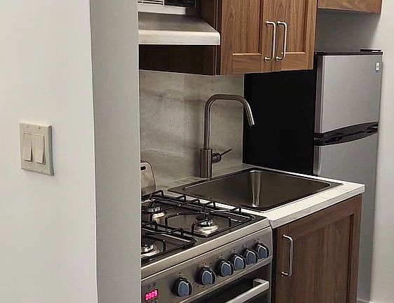 2nd image of 25 W 84th St APT 3A