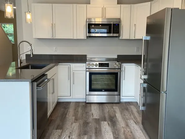 2619 E 14th St. Duplex, 2619 E 14th St #B, The Dalles, OR 97058