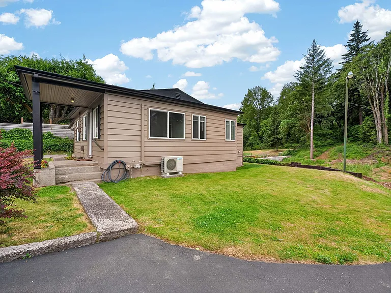 2401 NE Everett Rd — Photo 20