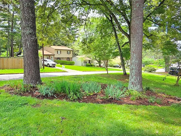 3533 Charlotte Dr — Photo 5