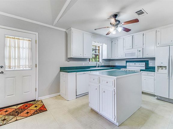 3rd image of 998 New Haven Dr