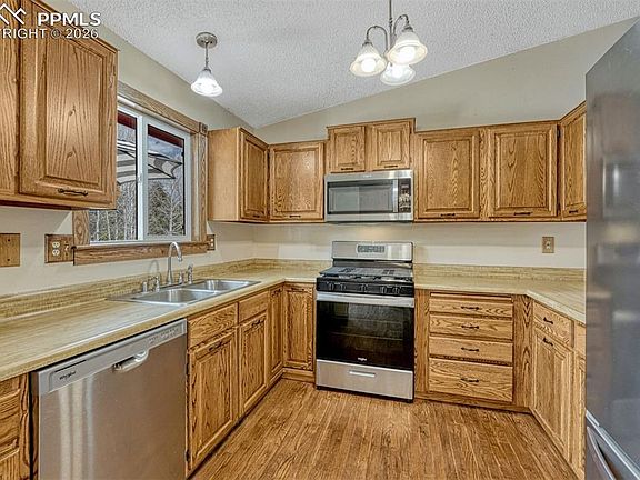 4th image of 1300 Thomas Cir