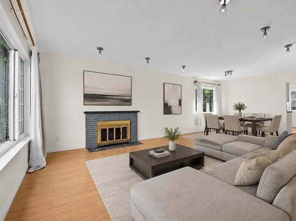 2216 E 41st Ave, Vancouver, BC V5P 1L6