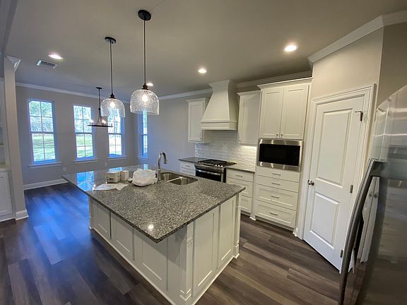 5th image of 934 Empire Cir