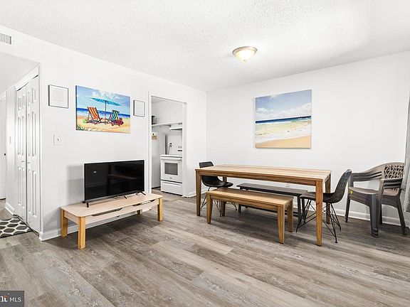 2nd image of 507 NW Robin Dr #302