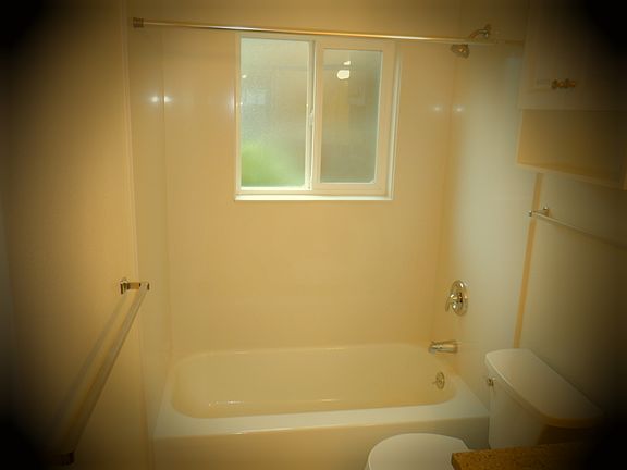 4th image of 425 Pelly Ave N #3