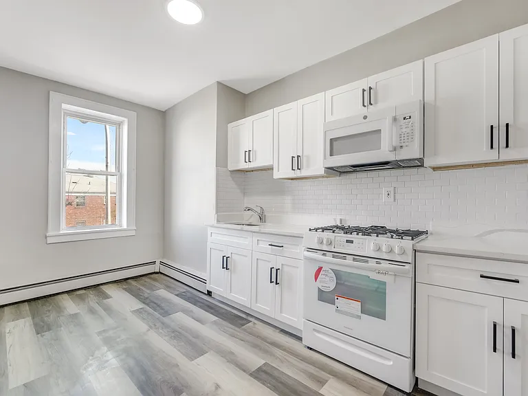 102 Genessee Ave — Photo 2