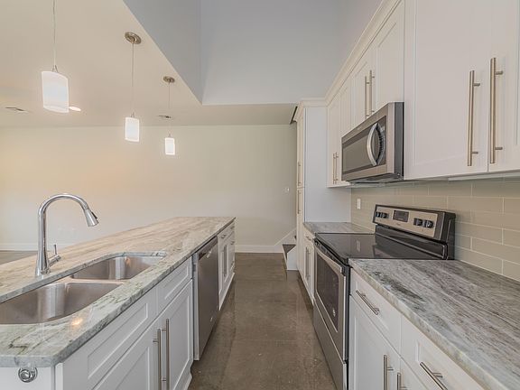 5th image of 311 Highland Oaks Ln