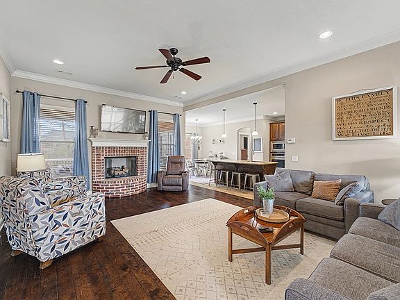 4th image of 7114 Devonshire Ave