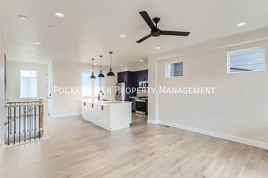 Luxury 3-Bedroom Townhome with Mountain Views — Photo 4