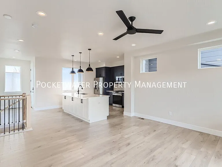 1343 Baker St — Photo 4