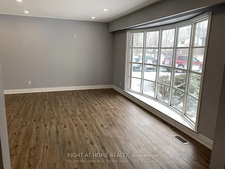 464 Sandlewood Rd — Photo 2