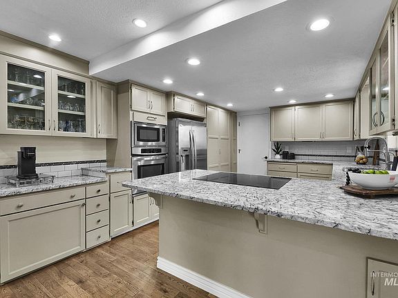 2nd image of 315 E Pat Ln