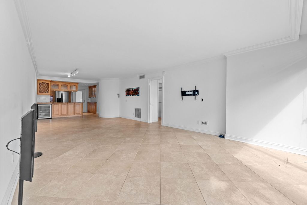 2731 NE 14th St Causeway #115, photo 2