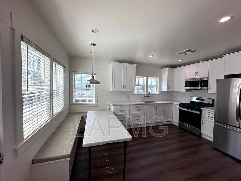1460 Ricardo St — Photo 8