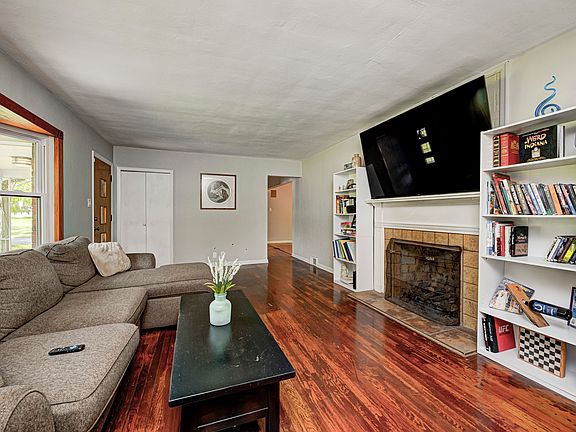 5th image of 2908 E 62nd St