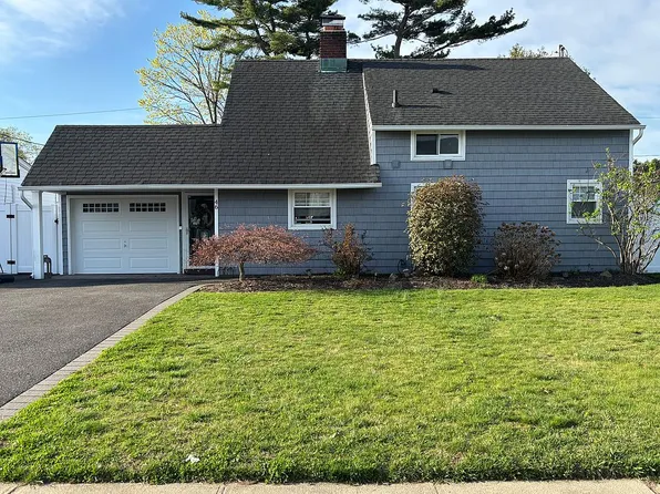 46 Coachman Ln, Levittown, NY 11756
