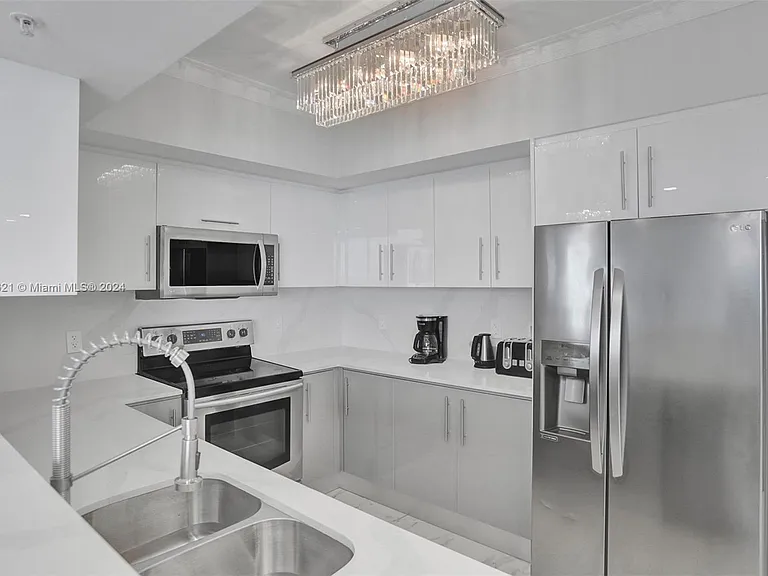 16699 Collins Ave #2209 — Photo 4